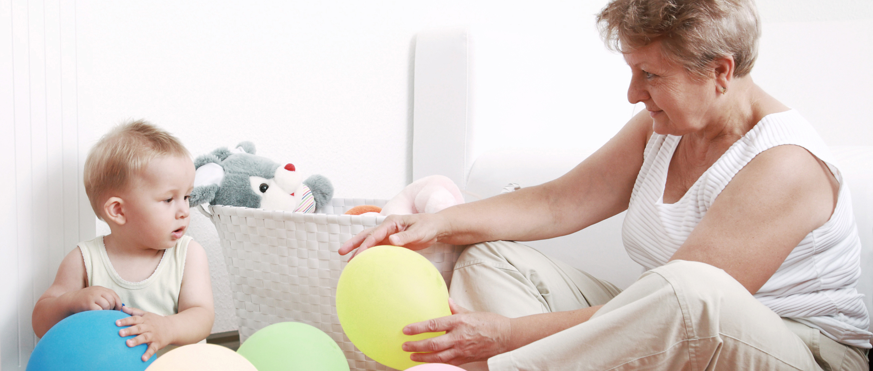 Frau mit Enkel und Ballons